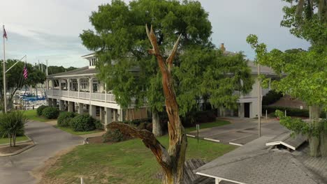 Carved-tree-at-a-marina-on-Mobile-Bay-in-Fairhope-Alabama