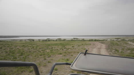 Vista-De-Un-Lago-Desde-Un-Auto-Turístico-De-Safaris-En-El-Valle-Del-Serengeti,-Parque-Nacional-Del-Serengeti,-Tanzania