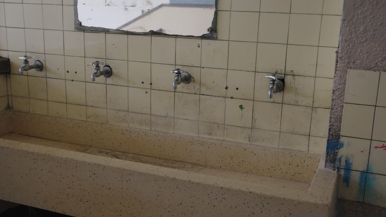 오래된 역사적인 일본 초등학교 싱크대, 도요사토, 시가 일본