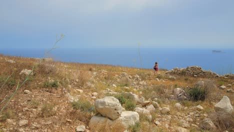 turista caminando cerca de las ruinas en la isla de malta
