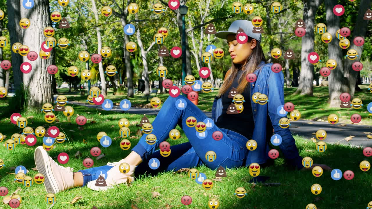 animación de emojis cayendo sobre mujeres al aire libre