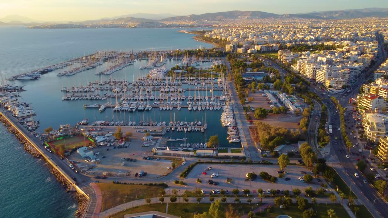 Veduta aerea della Marina di Alimos e dei parchi sul lungomare a Kalamaki, Attica, Grecia