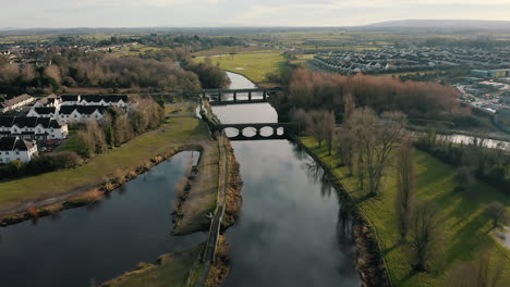 Imágenes-Aéreas-Sobre-La-Carretilla-Del-Río-Que-Atraviesa-Athy