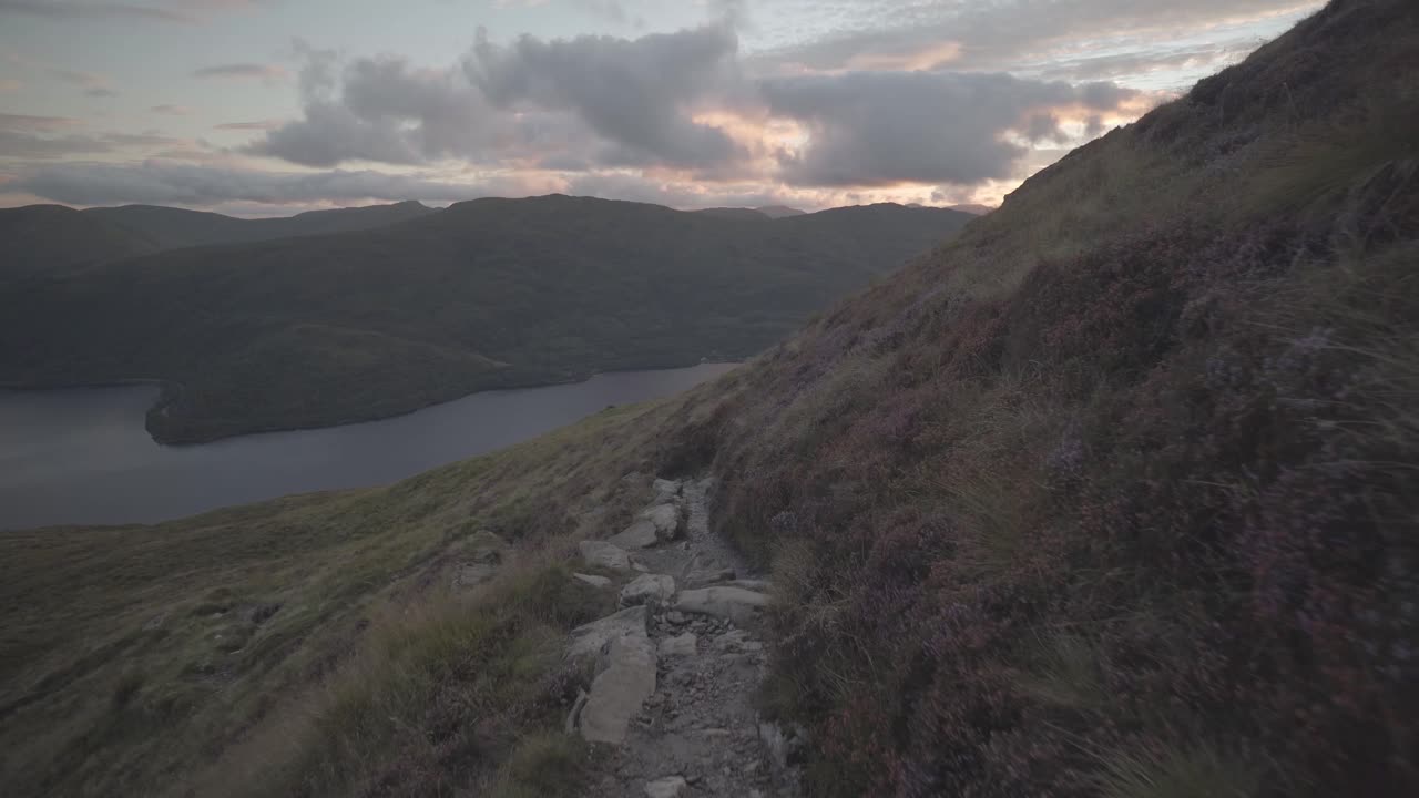 hermosa vista del camino estrecho en las montañas del distrito de los lagos después del atardecer en inglaterra