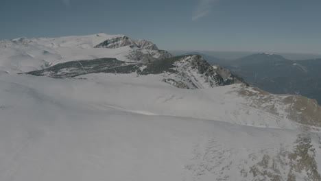 Snowy-mountain-in-the-winter-in-Sinaia,-Romania