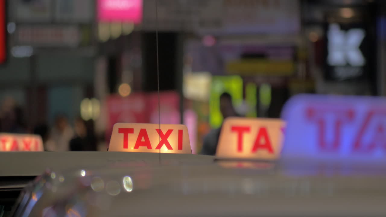 Række af taxaer på en nattegade