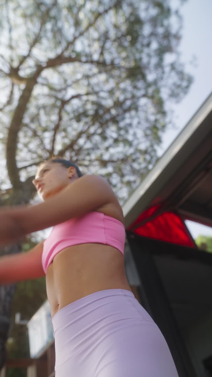 mujer estirándose y haciendo ejercicio al aire libre