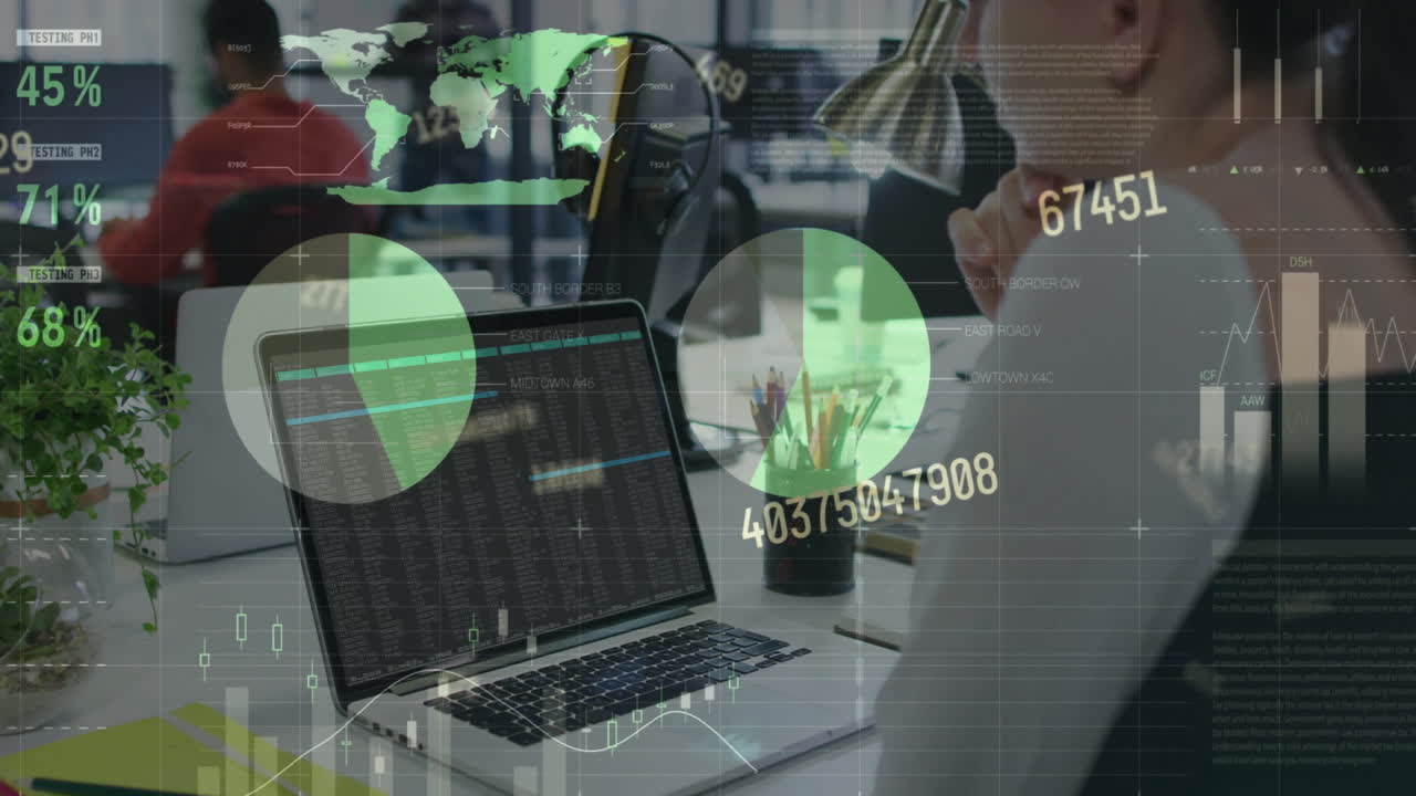 animación del procesamiento de datos financieros sobre una mujer de negocios caucásica que usa computadora en la oficina