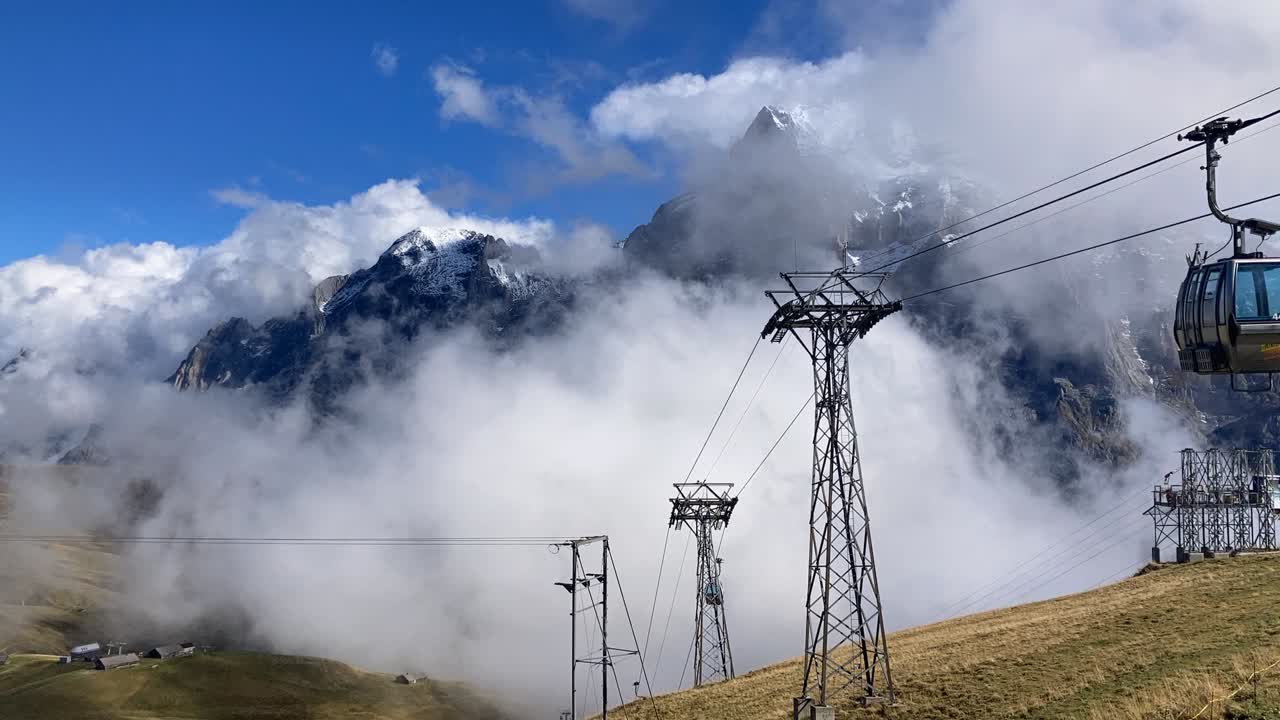 timelapse de teleféricos en la estación superior de grindelwald primero frente a la montaña wetterhorn