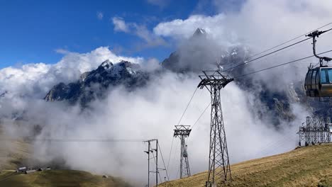 Timelapse-De-Teleféricos-En-La-Estación-Superior-De-Grindelwald-Primero-Frente-A-La-Montaña-Wetterhorn