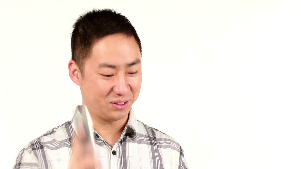 미소 짓는 남자 가 전화 통화 를 마치고 있다