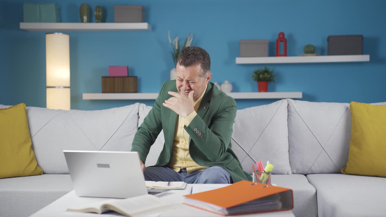 el trabajador de oficina en casa ve su fracaso en la computadora portátil.