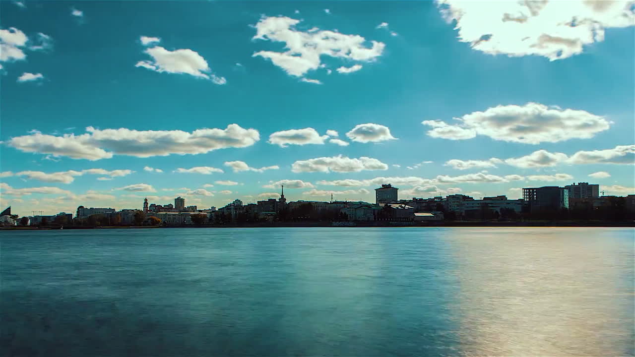 paisaje urbano con río y nubes