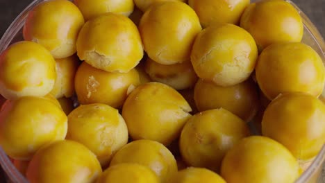 tarta de galleta o nastar llena de piña indonesia en un cuenco recogido por una sola mano, estática