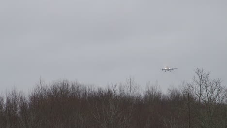 Plano-General-De-Un-Aterrizaje-De-Un-Airbus-350-Y-Acercándose-En-Un-Día-Nublado