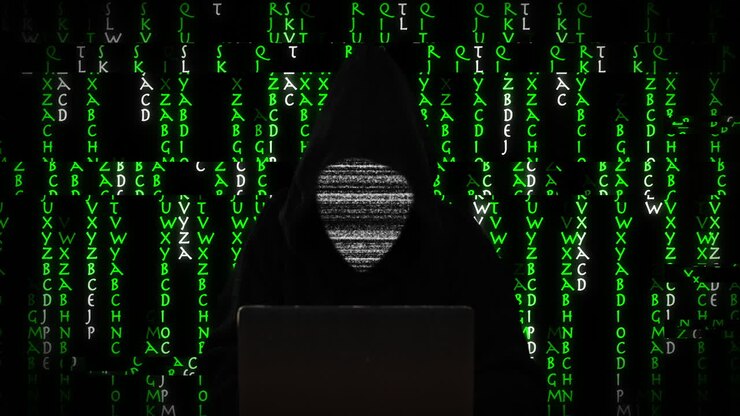 Hacker con Cappuccio, Laptop e Codice