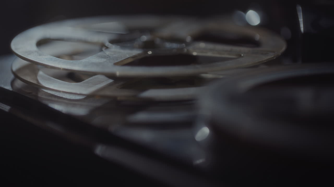 шпион слушает скрытые записи.