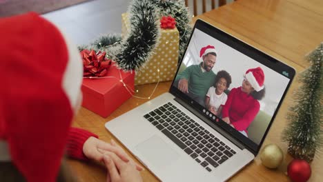 Glückliche-Kaukasische-Frau-Bei-Einem-Videoanruf-Mit-Der-Familie-Zur-Weihnachtszeit