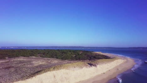 Toma-Aérea-Pedestal-Hasta-Cap-Ferret-Mar-Y-Pyla-Dune-En-El-Horizonte,-Sur-De-Francia