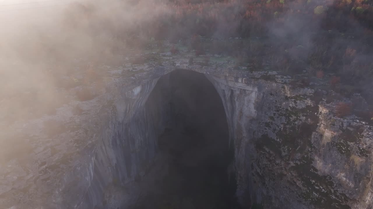 Ripresa dall'alto di una grotta rocciosa incorniciata dalla natura rigogliosa, Bulgaria