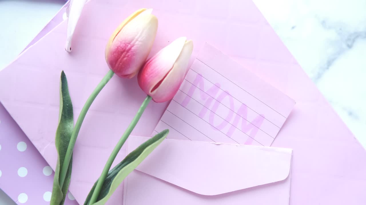 꽃과 함께 어머니의 날 선물