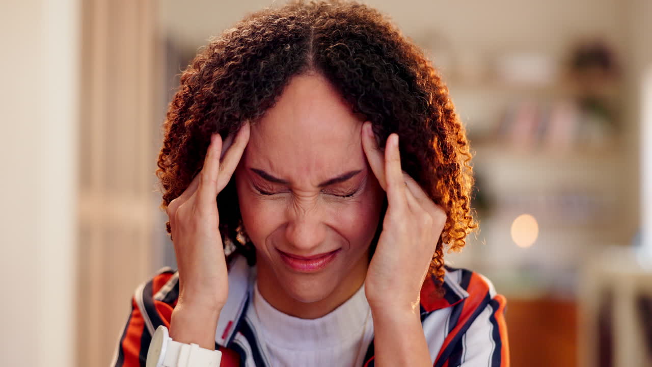 mujer con dolor de cabeza