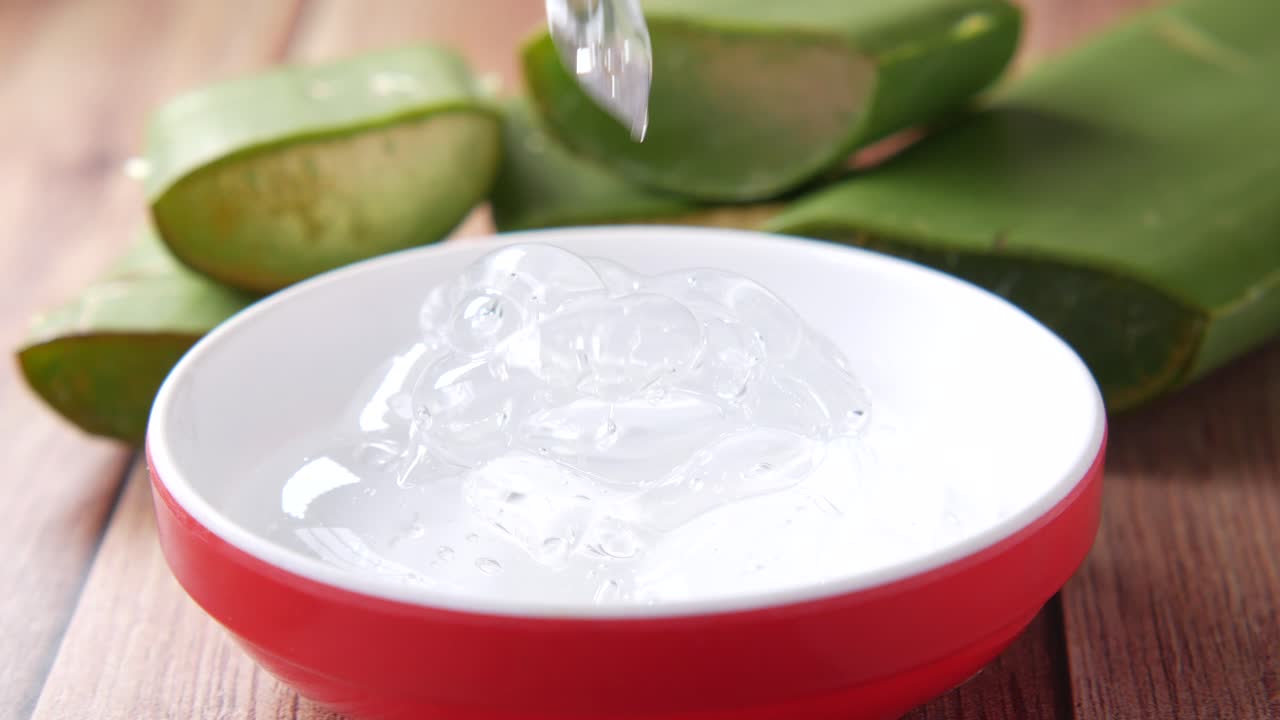 알로에 베라 젤을 부어 넣는