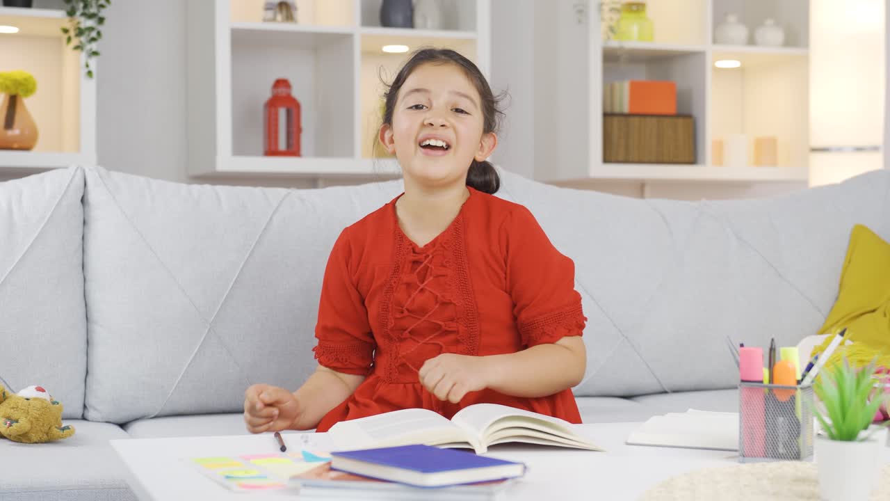 여자 아이가 카메라에 말을 걸고 있습니다.