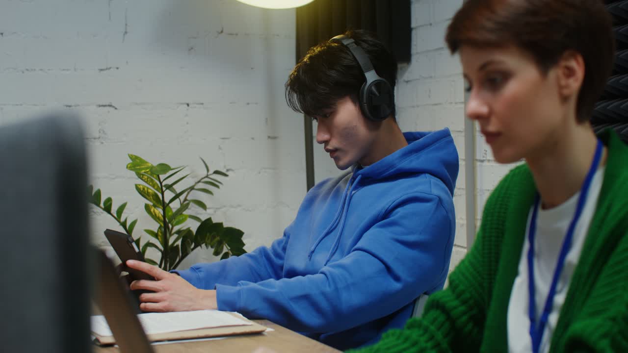 compañeros de trabajo colaborando en un escritorio de oficina moderno