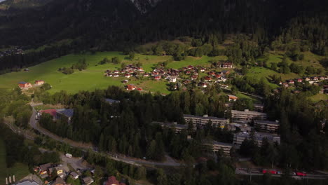 Vista-Orbital-Lejana-Sobre-La-Ciudad-Rural-De-Montaña-Fiesch