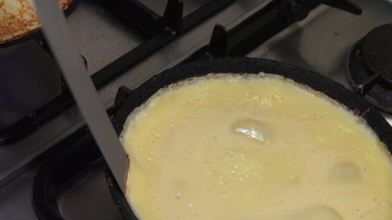 Plan d'un cuisinier faisant des crêpes sur une cuisinière