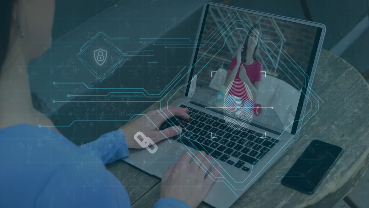 animación de elementos de placa de circuito de computadora sobre mujer usando computadora portátil en videollamada