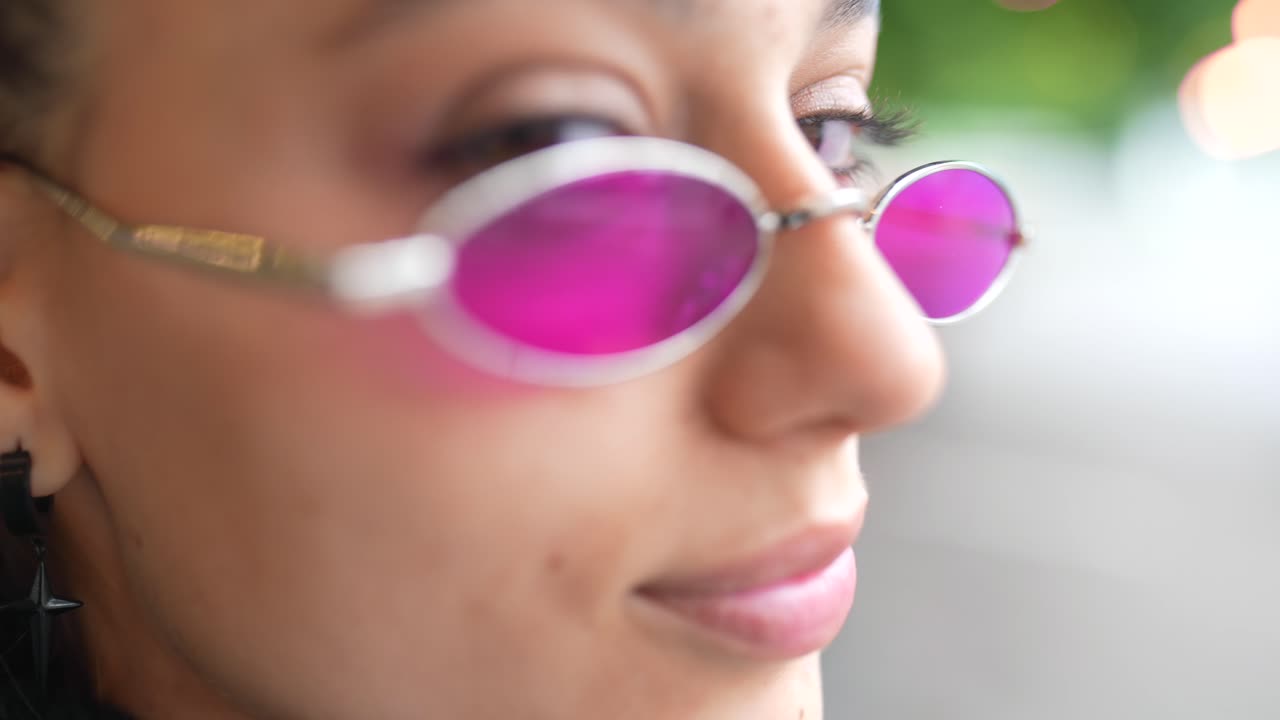 선글라스와 귀걸이를 입은 여자