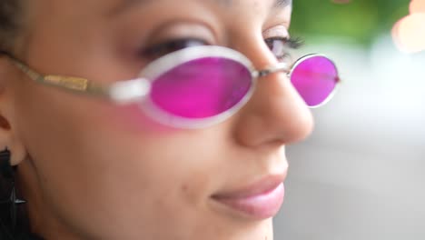 mujer con gafas de sol y pendientes