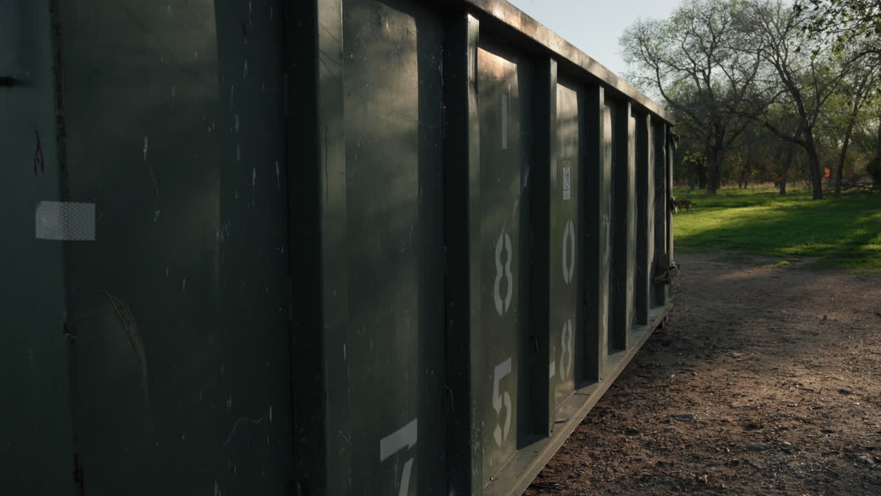 산업용 쓰레기통에서 상업용 쓰레기를 수집하기 위해 쓰레기를 제거합니다.