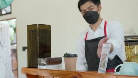 음식 메뉴를 선택하기 위해 qr 코드를 스캔하기 위해 전화를 사용합니다. 할인 받거나 음식을 지불하기 위해 스캔합니다. 현금 없이 전화를 사용하여 돈을 전송하거나 온라인으로 돈을 지불하는 개념.