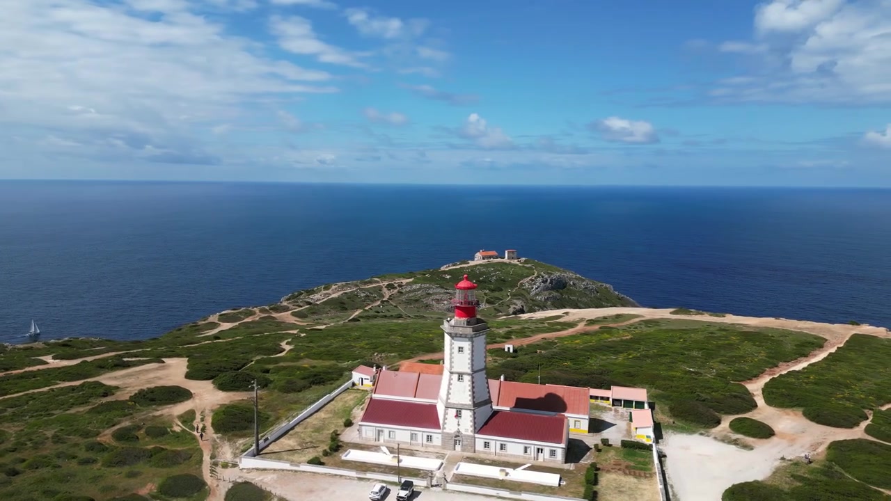 Riprese aeree con drone di Cabo Espichel, Portogallo: scogliere atlantiche spettacolari, costa frastagliata e vasto paesaggio oceanico sotto luce naturale. Ideale per progetti di viaggio e natura.