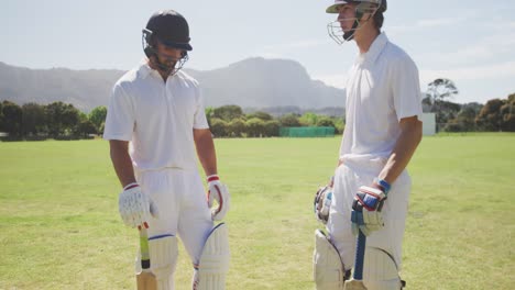 Cricketspieler-Sprechen-Auf-Dem-Spielfeld