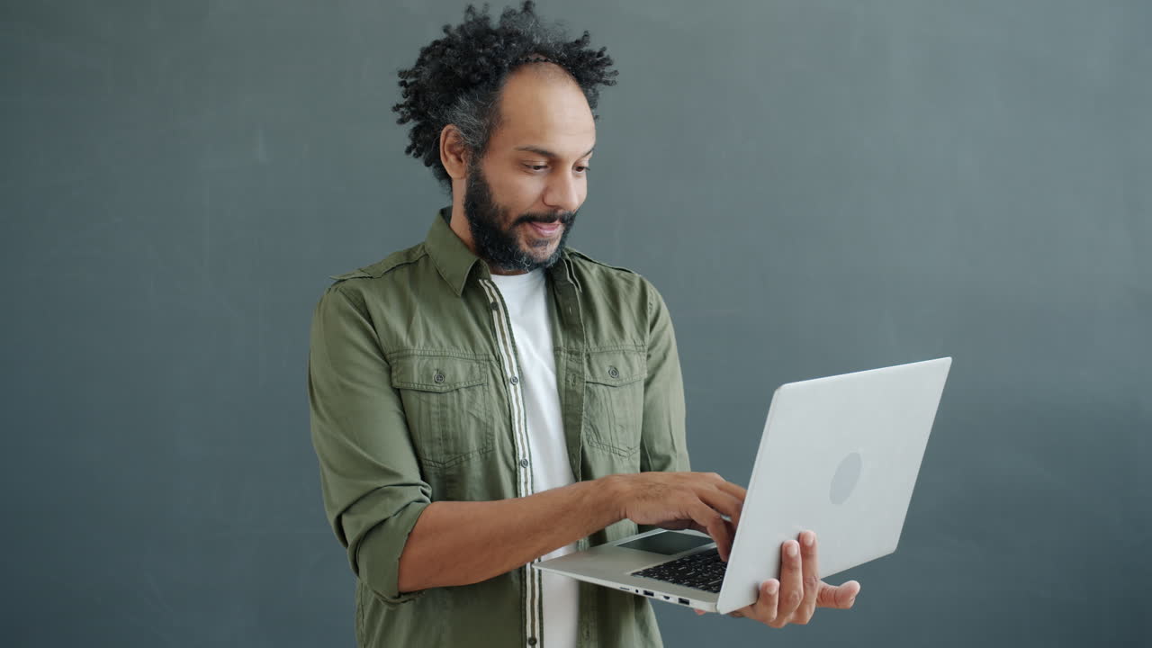 hombre usando laptop