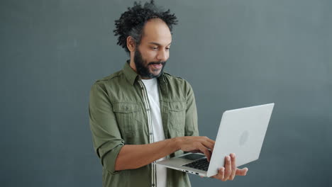 hombre usando una computadora portátil