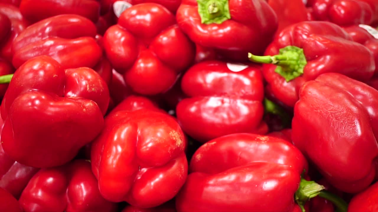 더미에 다채로운 빨간 피망, slowmo 팬을 닫습니다