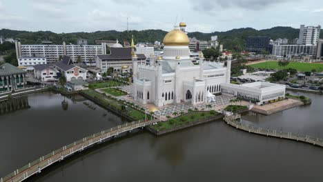 aerial-drone-shot-of-Sultan-Omar-Ali-Saifuddien-Mosque-in-Bandar-Seri-Bagawan-in-Brunei-Darussalam