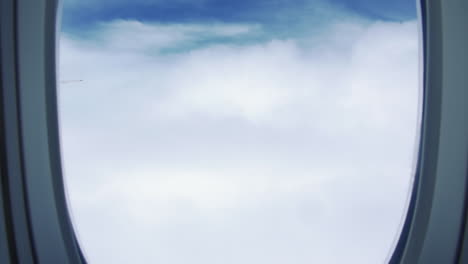 Blick-Durch-Flugzeugfenster,-Himmel-über-Den-Wolken---Flug-Von-Australien-Nach-Singapur---Antenne,-Pov