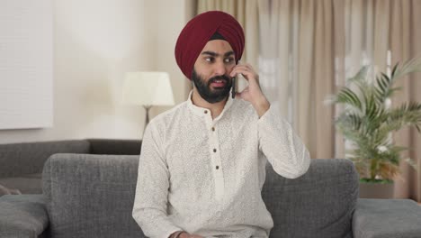 hombre indio sikh hablando por teléfono
