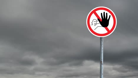 stoppschild mit gegen dunkle wolken am blauen himmel