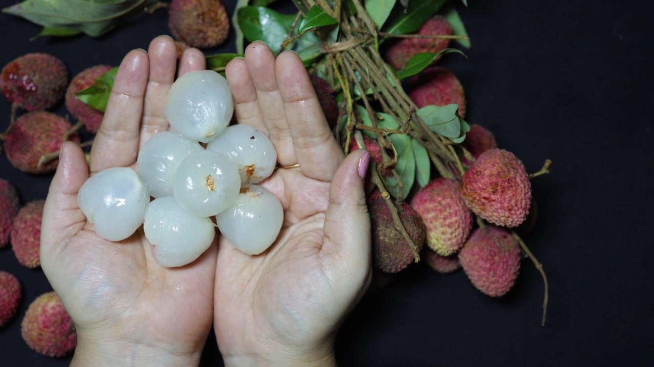Susunan buah leci lezat dengan daging buah yang sudah dikupas dan leci utuh yang matang