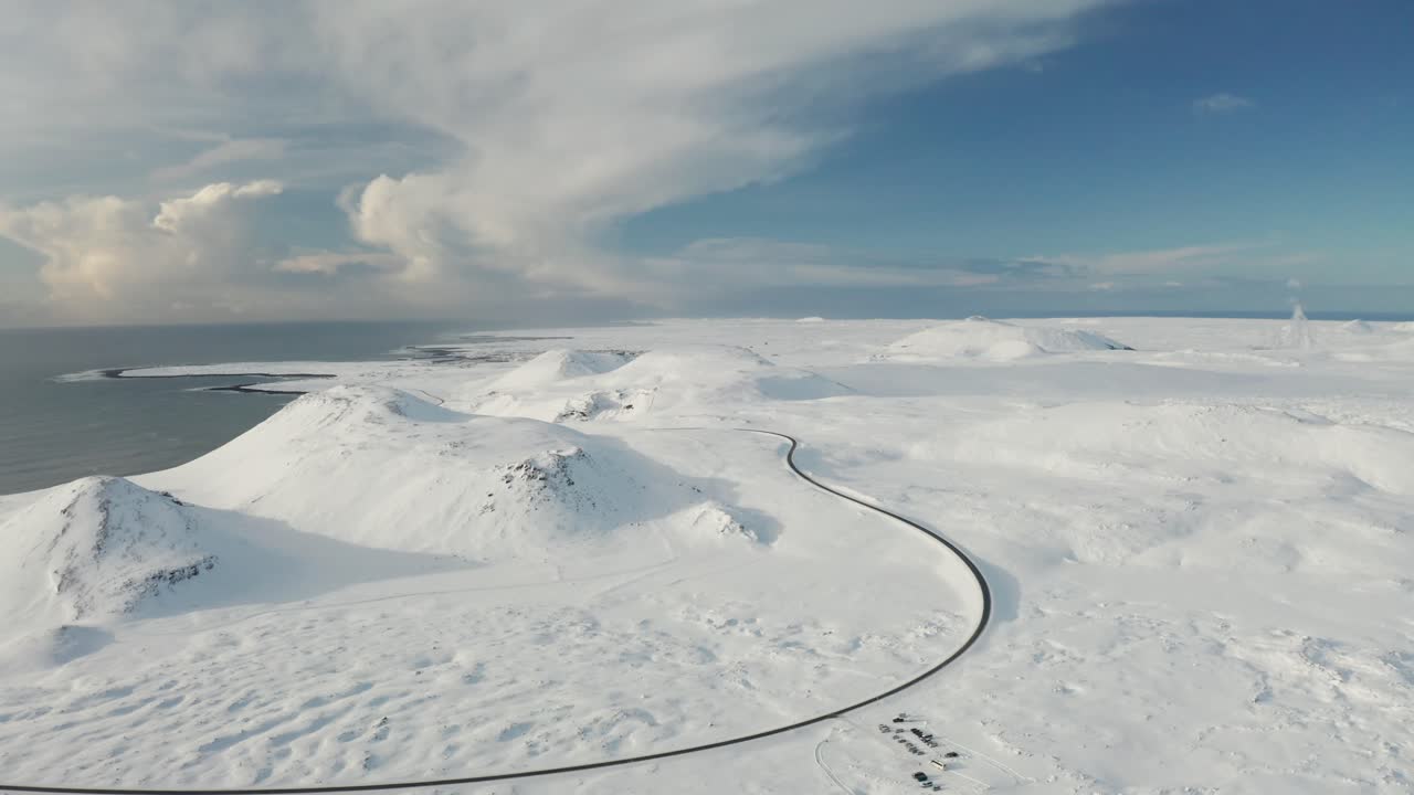 Droneopptak av veien på Island om vinteren