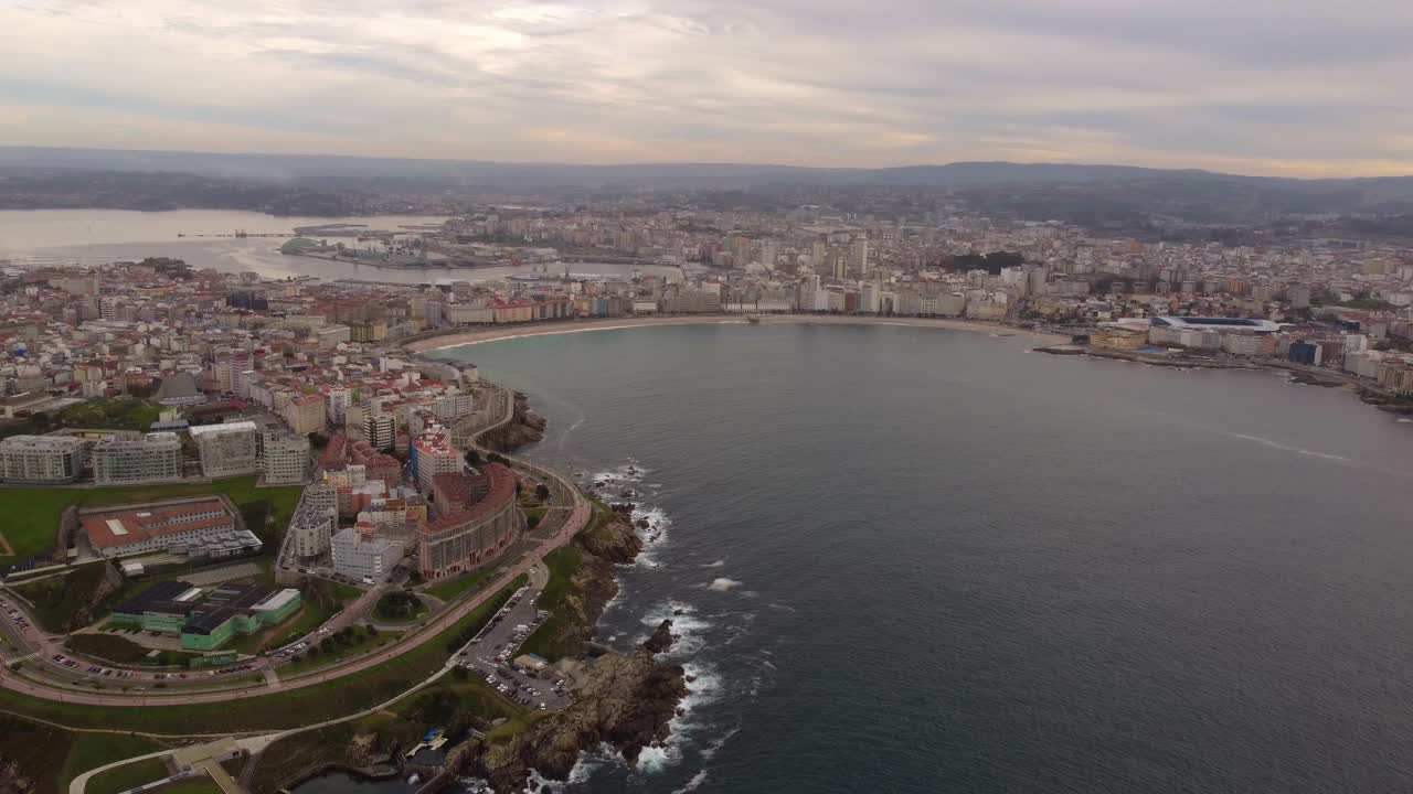 Filmato aereo panoramico della città de La Coruña al tramonto, nella regione della Galizia, Spagna settentrionale
