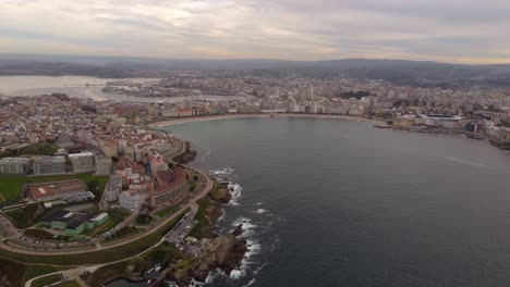 Imágenes-Panorámicas-Aéreas-De-La-Ciudad-De-La-Coruña-Al-Atardecer,-Norte-De-España-Región-De-Galicia