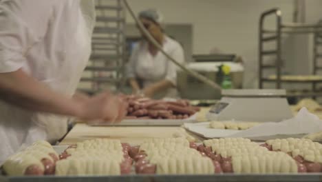 preparando rollos de salchichas en una panadería